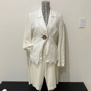 Elegant Off White jacket and shorts